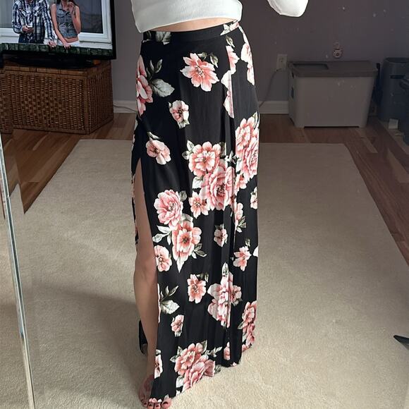 Forever 21: Black Bold Floral Maxi Dress - Picture 1 of 5